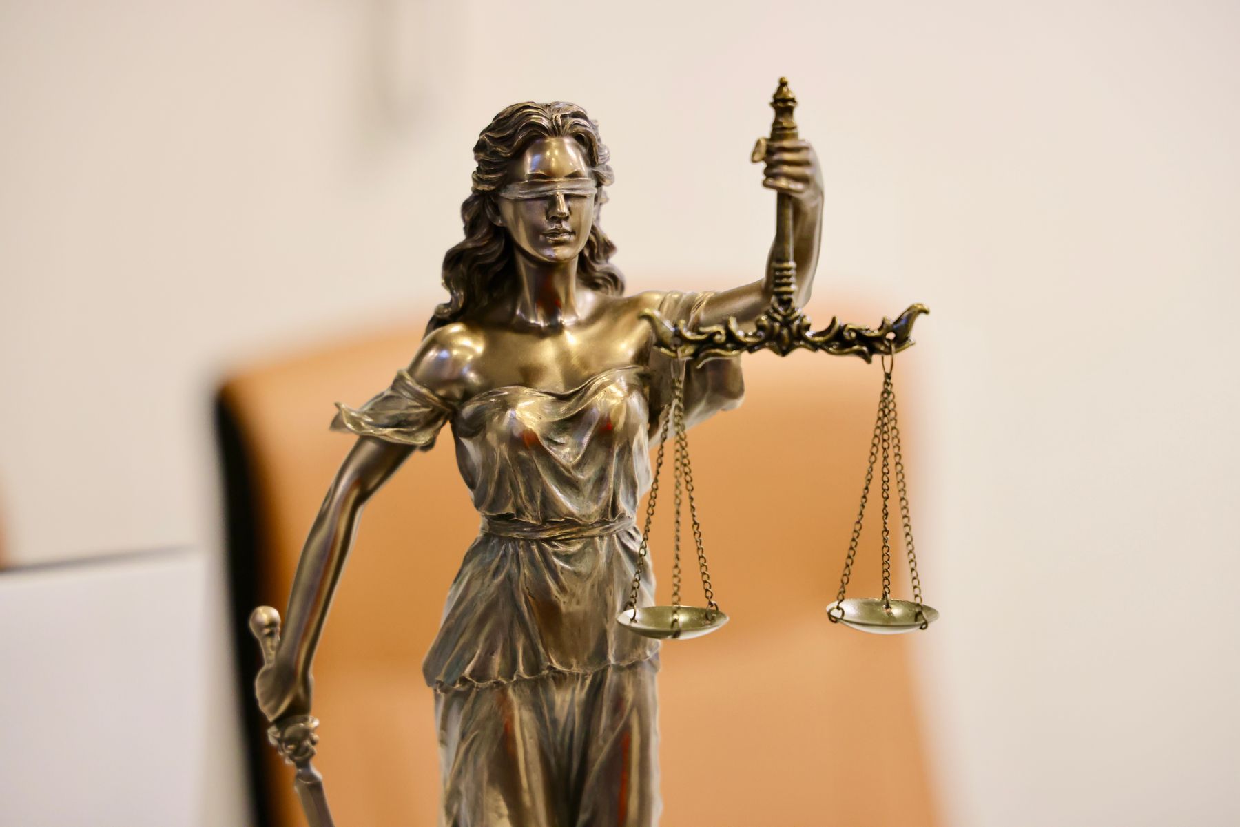 Estátua da Justiça com espada e balança
